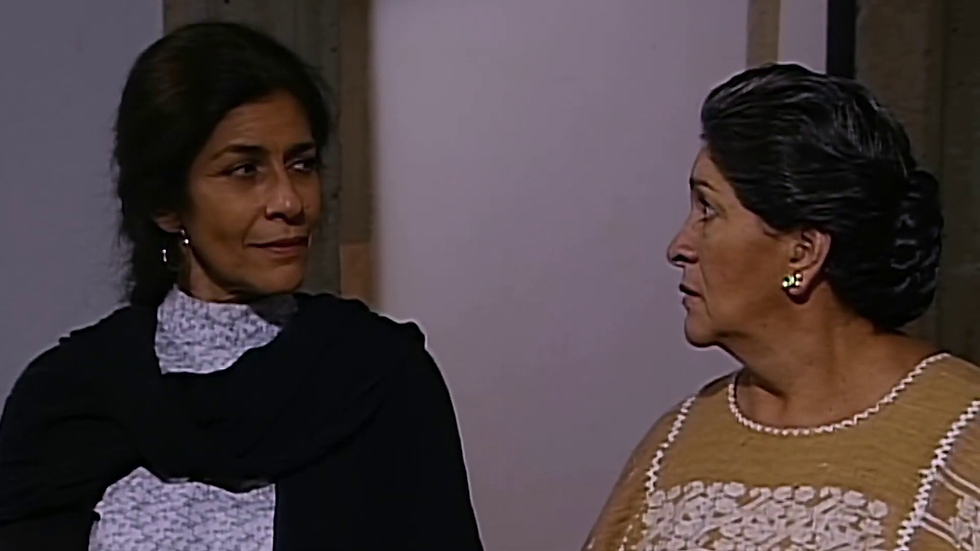 Dominga e Crisanta em cena do capítulo 4 da novela Esmeralda.