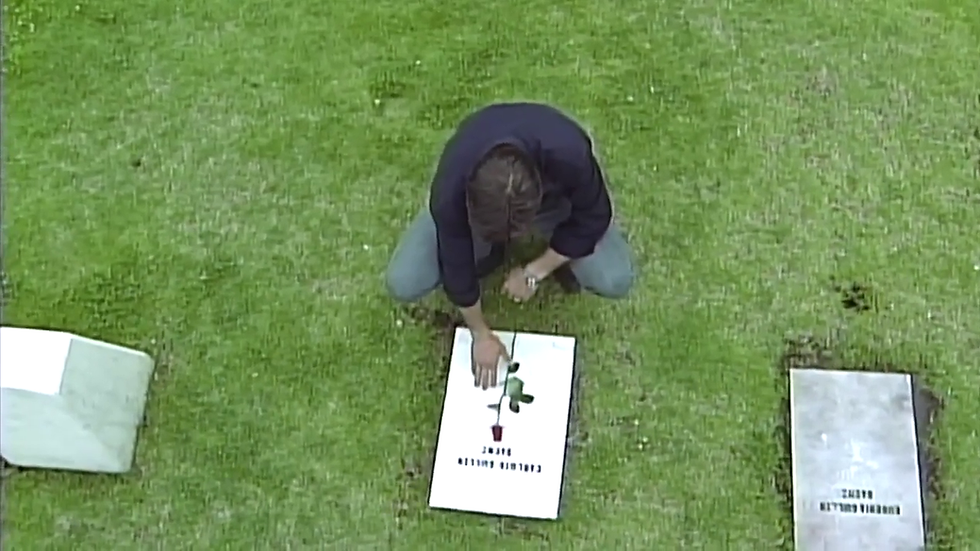 Álvaro visita o suposto túmulo de Carlota - Novela "A Outra".