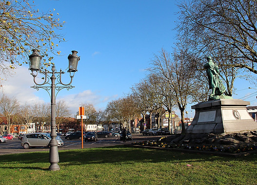 0_Cuemes_-_Place_de_Cuesmes,_monument_aux_morts.JPG