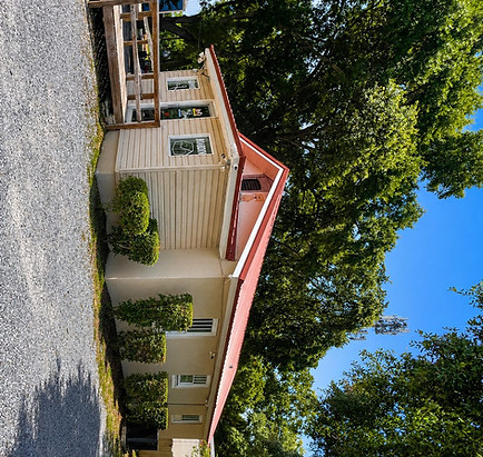 Exterior of Cain’s Dog House dog grooming and boarding facility in Pensacola, Florida.