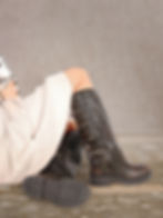 stivali con cinturine, disponibile in nero e marrone