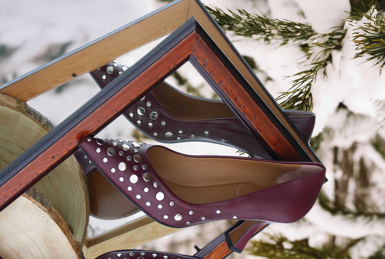 décolleté con borchie