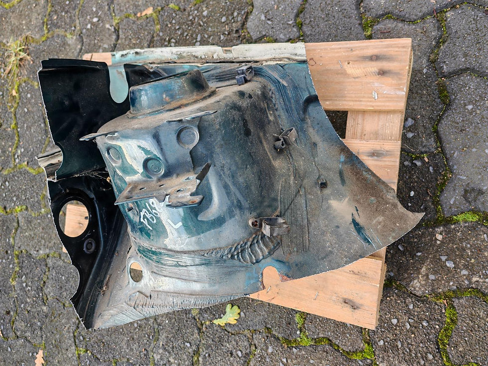 Miniaturbild: GOLF 3 VENTO DOM VORNE LINKS FEDERBEINAUFNAHME EINSCHWEIßBLECH