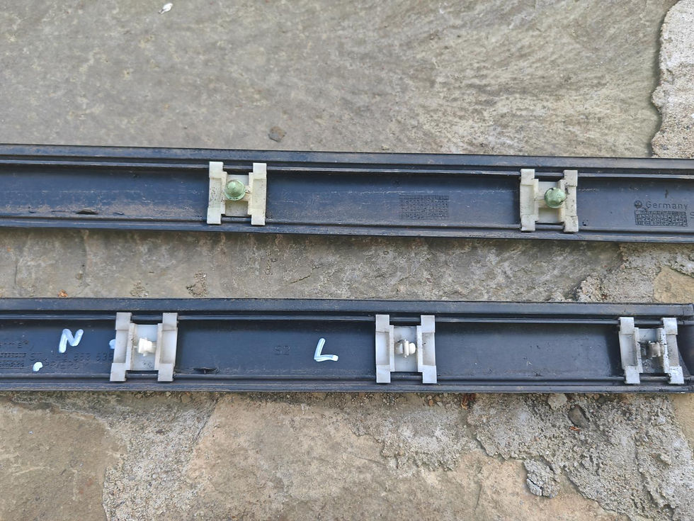 Miniaturbild: GOLF 3 3 TÜRER SEITENLEISTEN ZIERLEISTEN TÜR LEISTEN SCHWARZ LINKS FAHRERSEITE