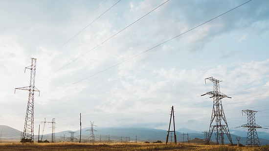 disparo-de-gran-angular-de-muchos-postes-electricos-en-un-paisaje-seco-bajo-un-cielo-nubla