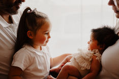 photographe nouveau né bébé naissance metz nancy luxembourg nelow photography shooting séance photo studio photos famille