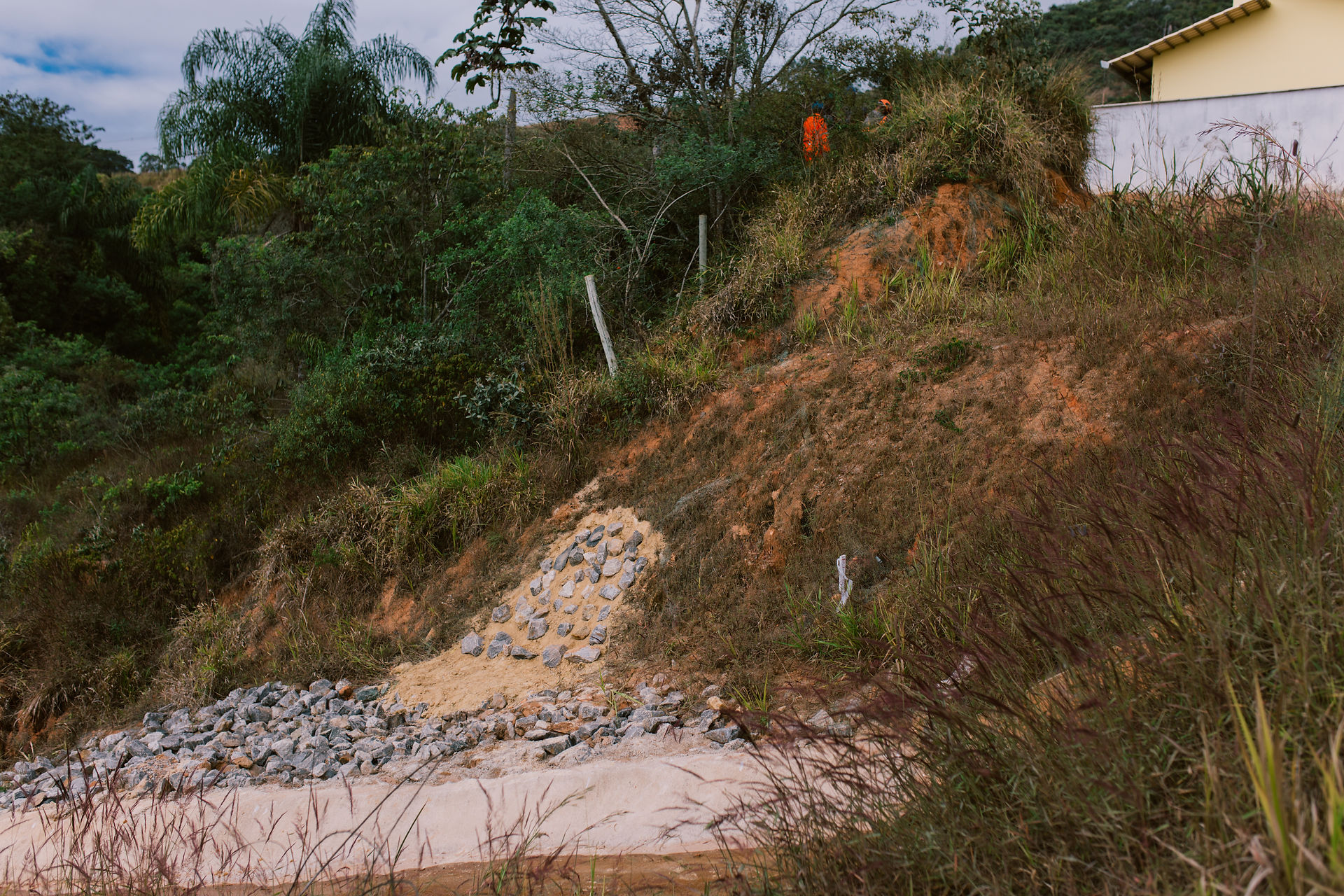 Casa perto de um barranco.