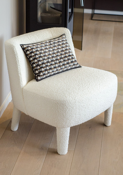 TRAUMRAUM SONJAVOGTMÜNCHEN_modern-living-interiordesign-weißer-flauschiger-Sessel-7139.jpg
