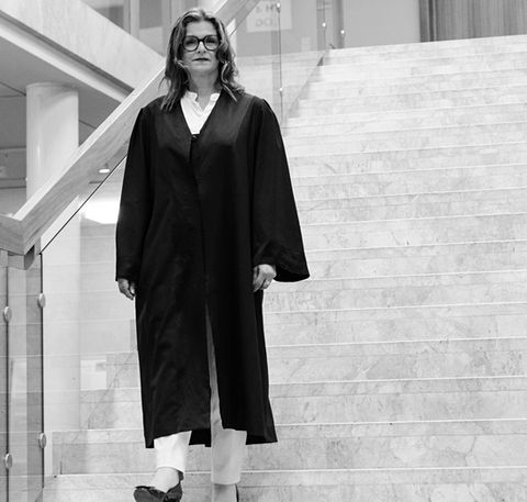 Kompetente Strafverteidigung vor Gericht in Rosenheim - Anwaltskanzlei Sachse & Sachse
Sie suchen einen erfahrenen Strafverteidiger in Rosenheim? Bei der Anwaltskanzlei Sachse & Sachse sind Sie bestens aufgehoben. Rechtsanwältin Gabriele Sachse, Ihre Fachanwältin für Strafrecht in Rosenheim, bietet Ihnen schnelle und kompetente Hilfe in allen strafrechtlichen Angelegenheiten. Als Spezialistin für Strafrecht setzt sie sich engagiert für Ihre Rechte ein und übernimmt Ihre Verteidigung vor Gericht.
Ob Sie eine strafrechtliche Beratung benötigen oder einen Verteidiger in einem Notfall suchen – Gabriele Sachse ist die richtige Wahl für Sie. Vertrauen Sie auf einen Top-Strafverteidiger mit langjähriger Erfahrung, der Ihnen in jeder Situation zur Seite steht.