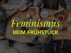 Familie sitzt um den Frühstückstisch
