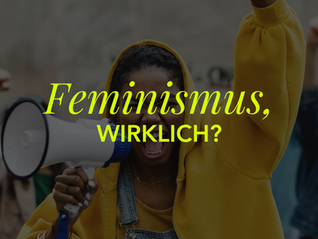 Frau die Faust in die Luft hält