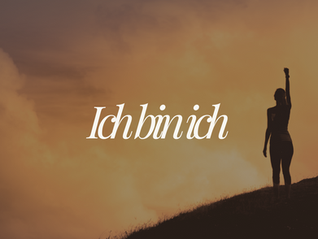 Frau streckt Hand in die Luft, Silhouette sichtbar