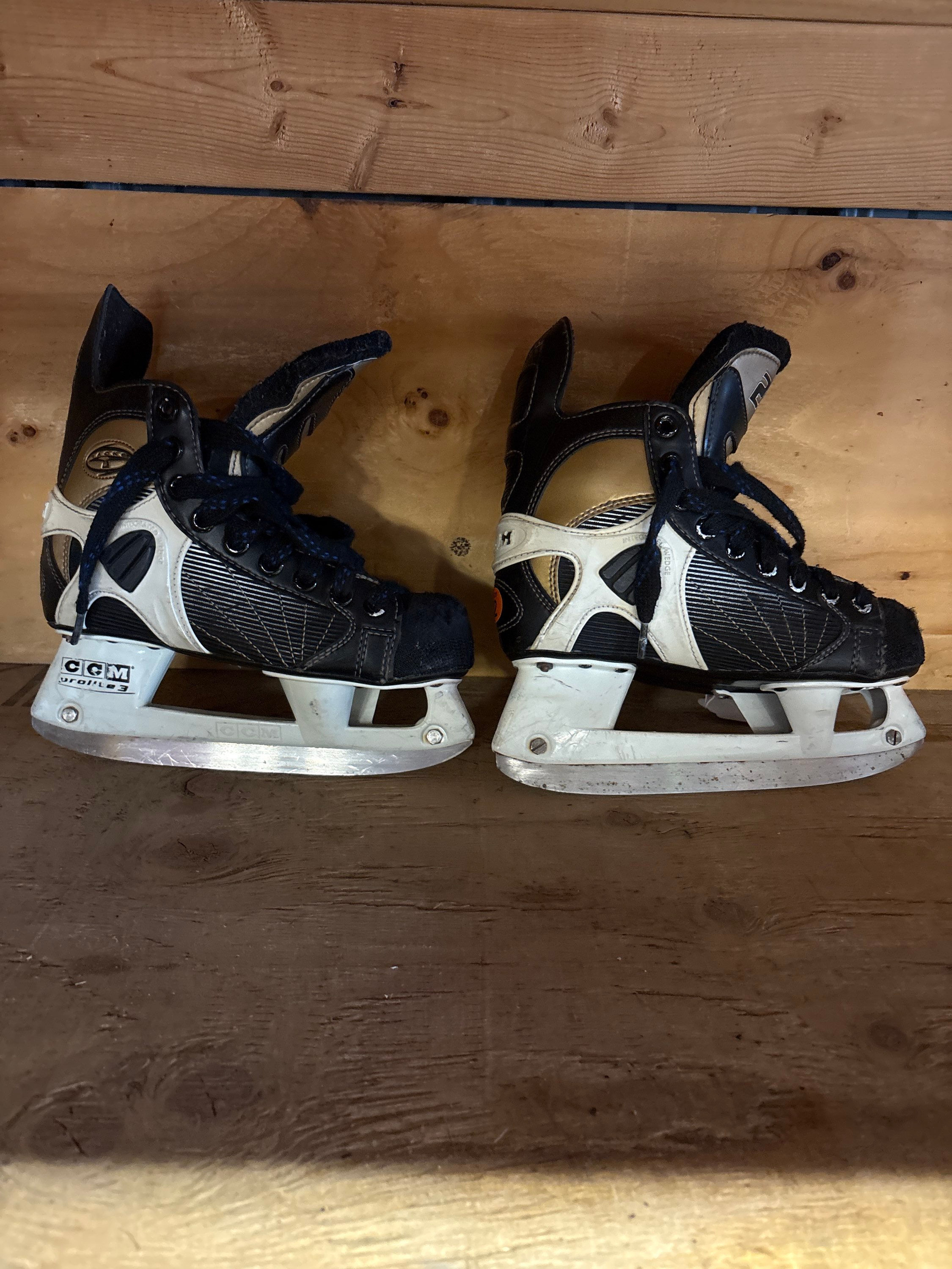 CCM 252 Tacks Hockey Skates size 2