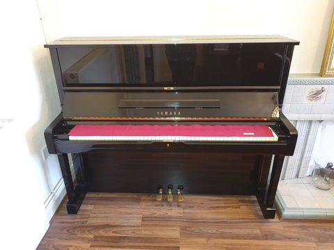 upright piano Yamaha delivered to private customer's house