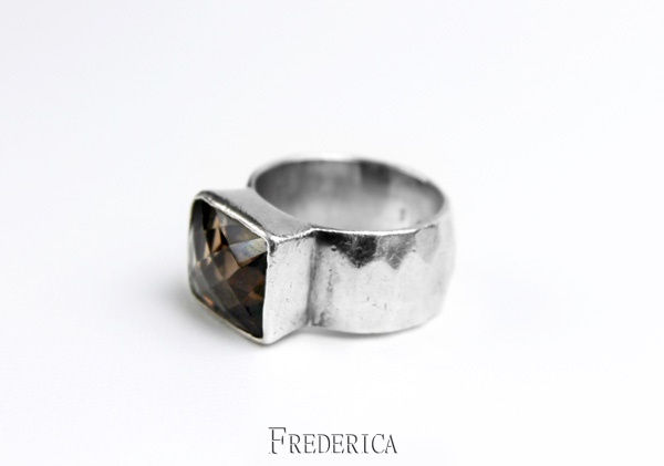 טבעת כסף משובצת באבן סמוקי קוורץ