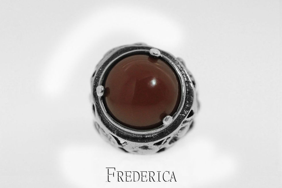 טבעת מודרניסטית גדולה מכסף משובצת באבן קורניאול