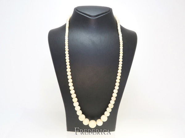 שרשרת חרוזי קורל טבעיים בצבע לבן עם נגיעות של ורוד