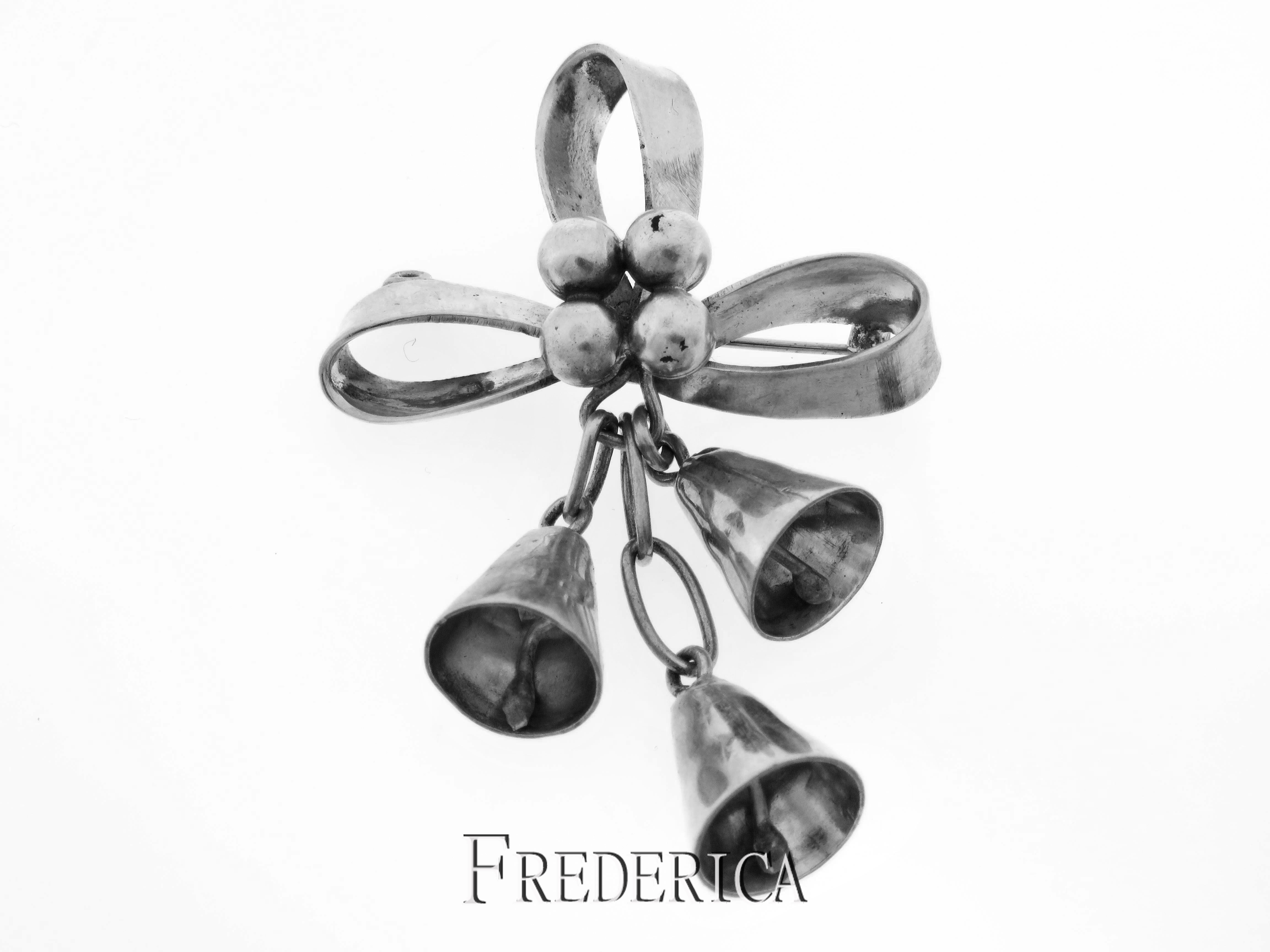 תליון סיכה מכסף בעיצוב פעמונים וסרט