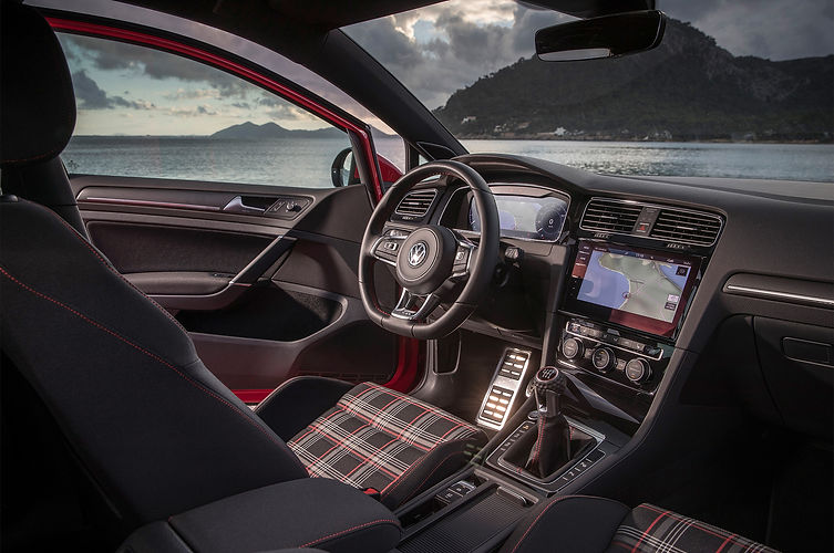 2018-Volkswagen-Golf-GTI-European-Spec-interior-overview.jpg