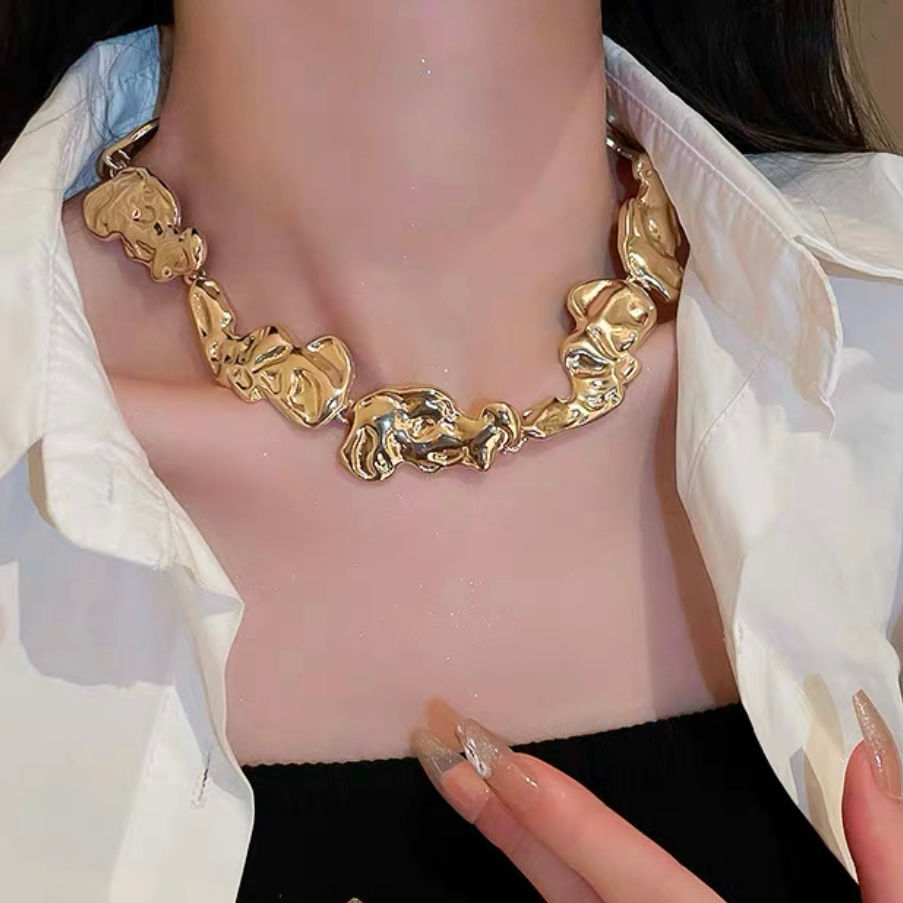 Thumbnail: Irregular-shaped metal splicing necklace