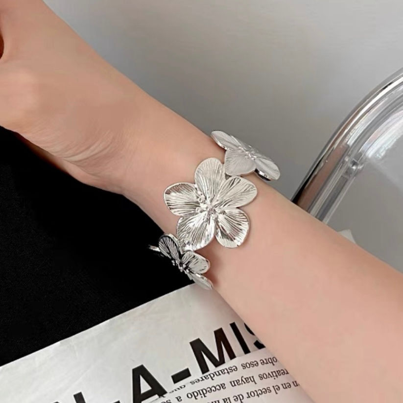 Thumbnail: Surrounding flower bracelet