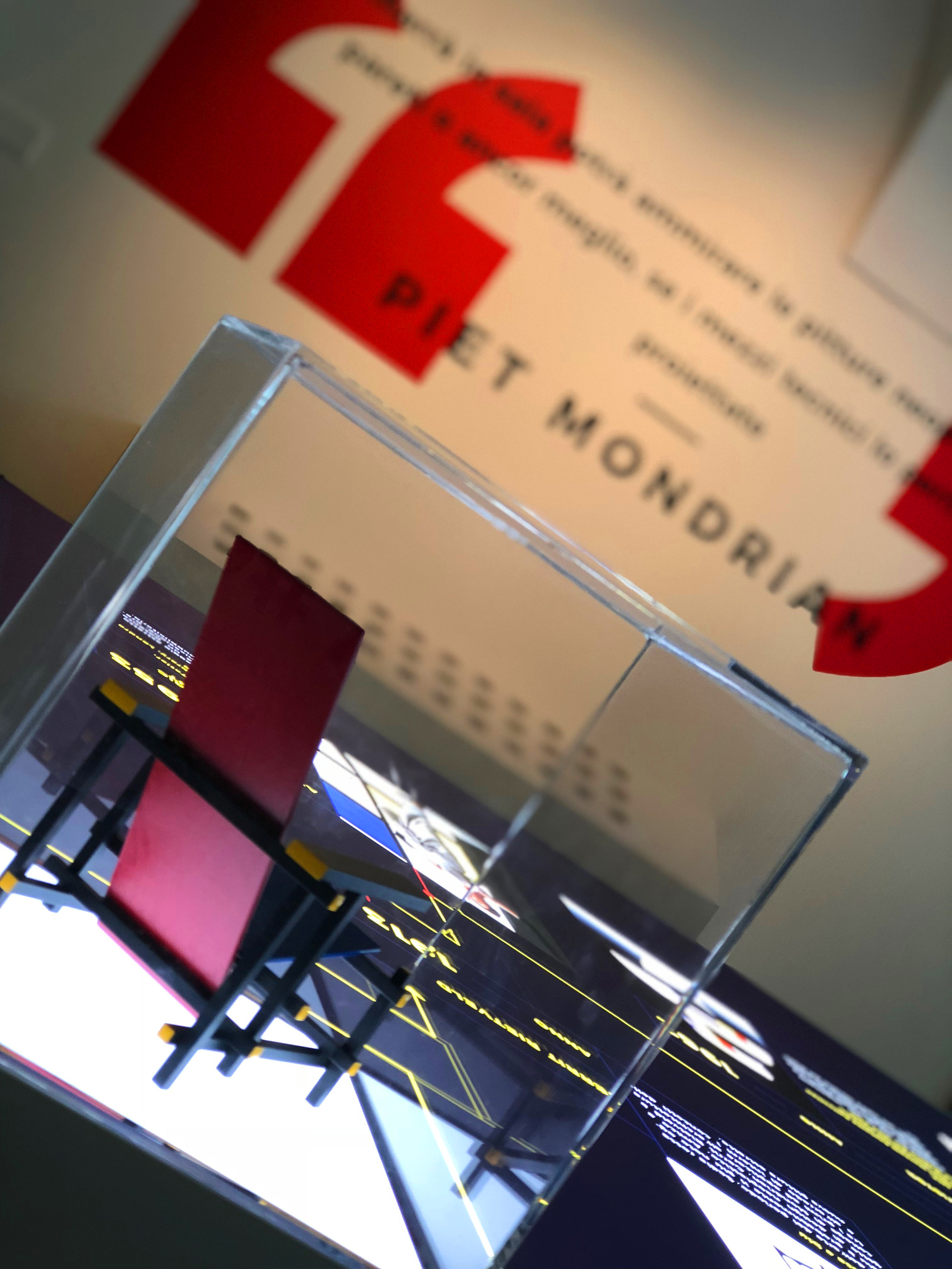 PIET MONDRIAN UNIVERSALE