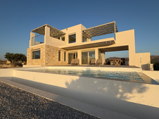 Villa auf dem Hügel Askidia mit Olivenbäumen im Hintergrund