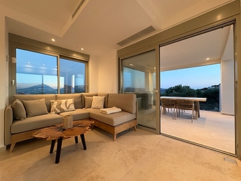 Moderner Innenbereich der Villa Leo auf Kreta mit stilvollem Design