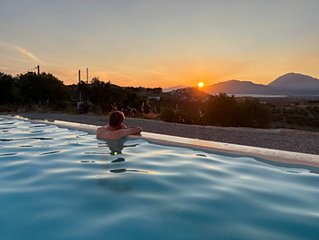 Auszeit auf Kreta: ruhiger Moment auf der Terrasse bei Sonnenuntergang