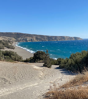 Feiner Sand und türkisblaues Wasser am Komos Beach – perfekter Strandtag während deiner Auszeit auf Kreta in der Nähe der Villa Leo.