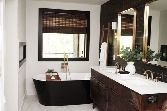 Designer bathroom with soaking tub and fireplace in Hochatown cabin