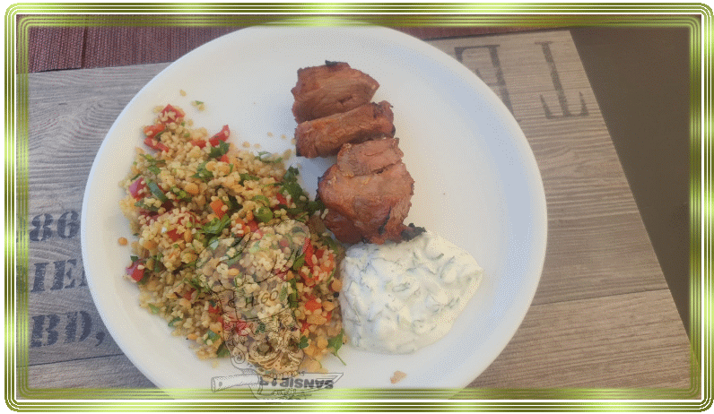 Lammkebap-Bulgursalat-Raita.gif