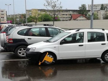 Blocarea rotilor in parcarile centrelor comerciale .