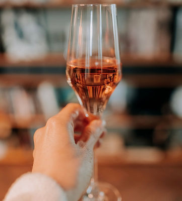 Sektglas in der Hand, Anstoßen auf das Leben