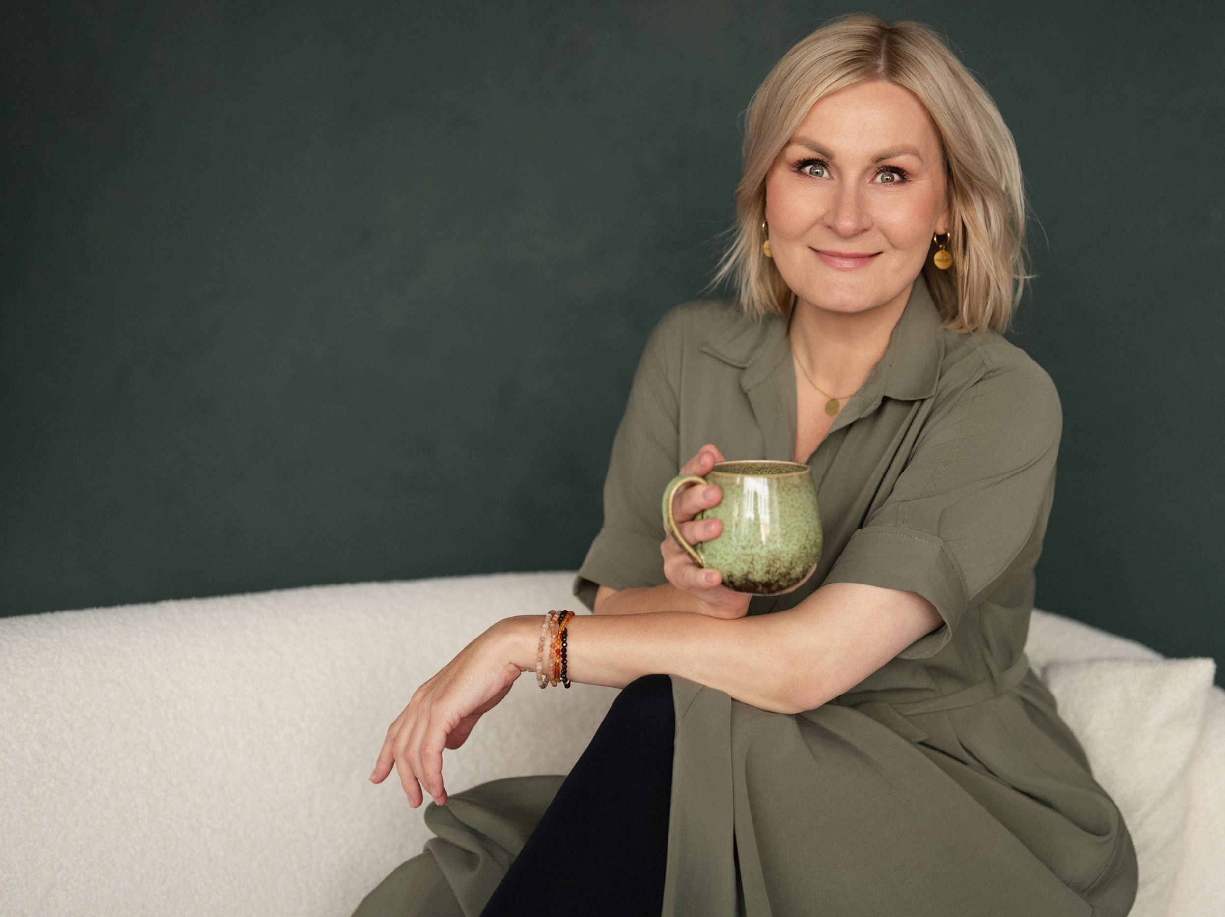 Andrea schreibt und macht sich Notizen.