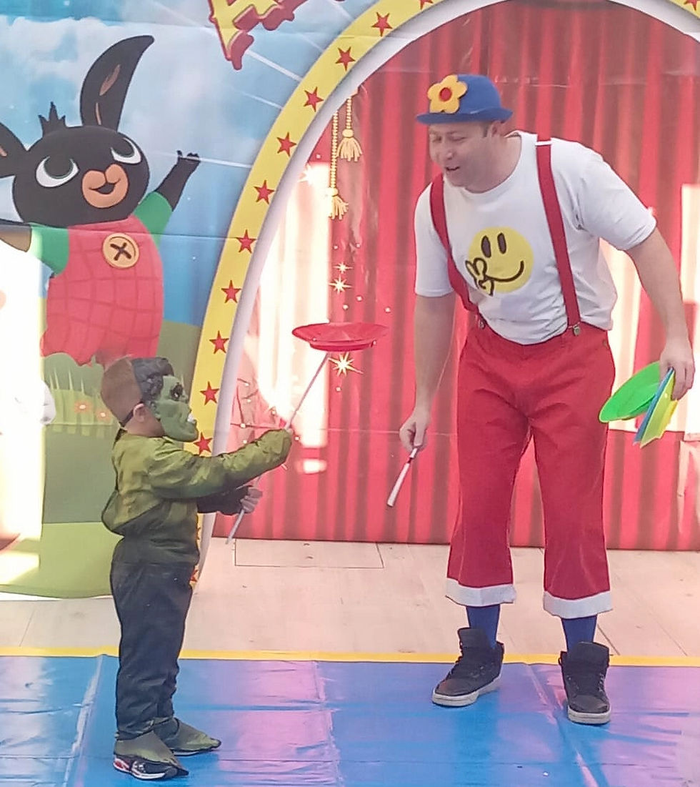 Animatore coinvolge un bambino in spettacoli per famiglie.