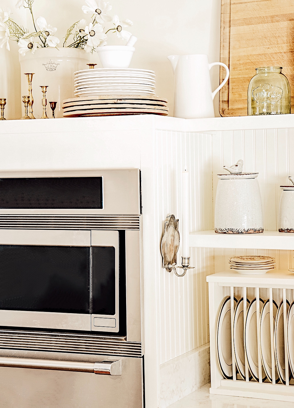 White Paint Colors for Walls. Vintage Kitchen Decor