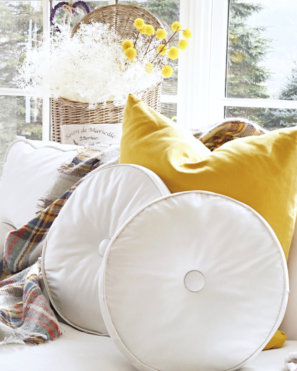 Sunroom decorated with vintage golden decor.
