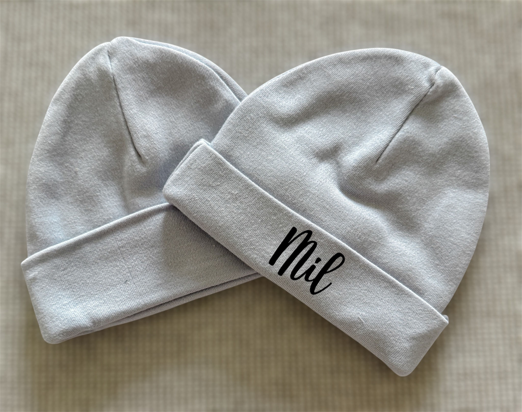 Babymuts met naam (bedrukt) kleur lichtgrijs