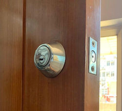 Deadbolt lock