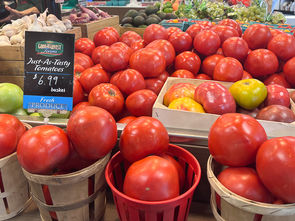 tomatoes at the farmer's market