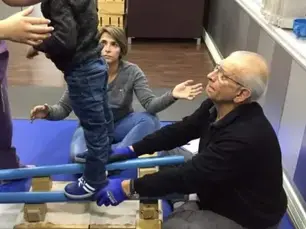 La méthode Cuevas Medek : stimuler activement le développement moteur des enfants polyhandicapés