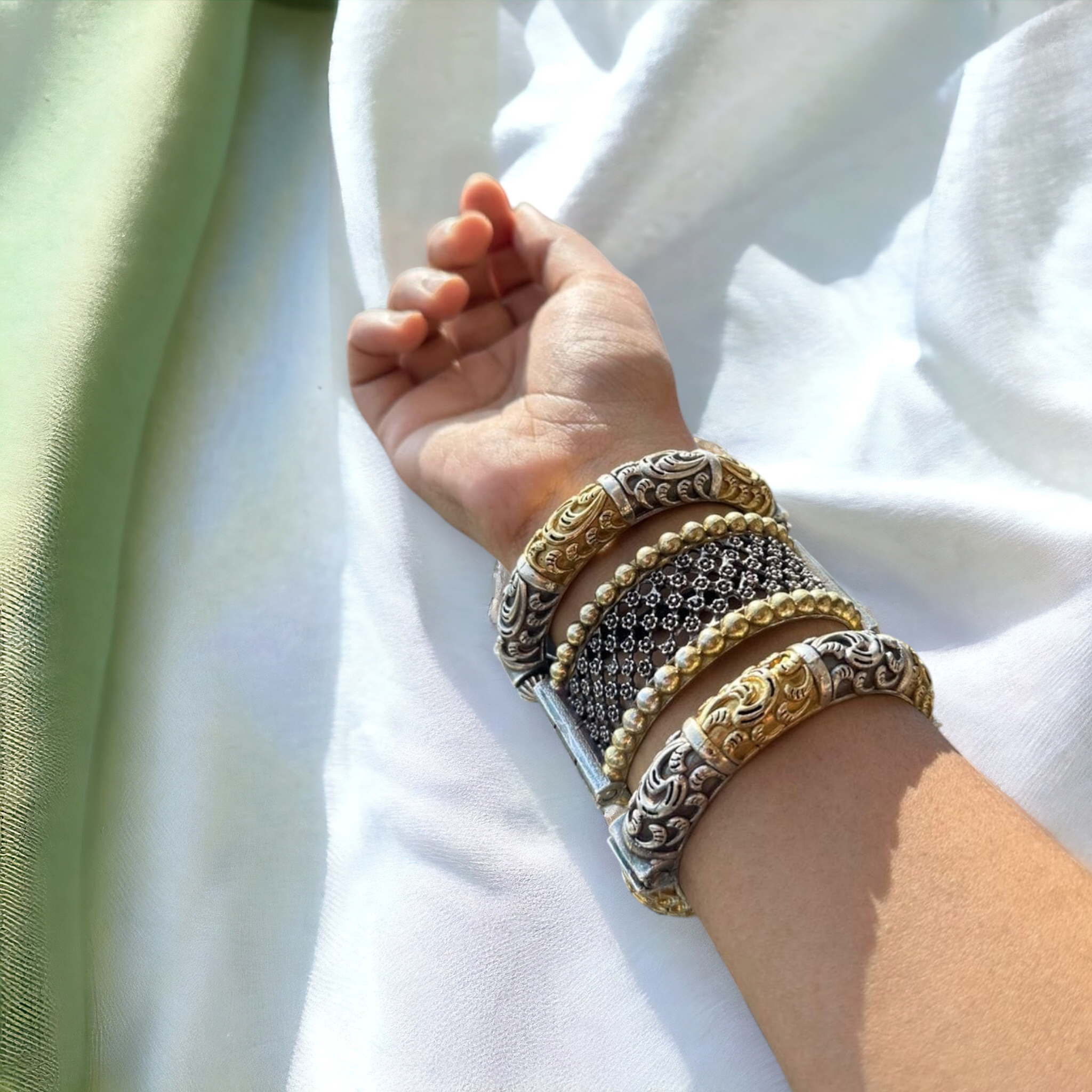 SAAYARA Two Tone Screw Openable Bangle