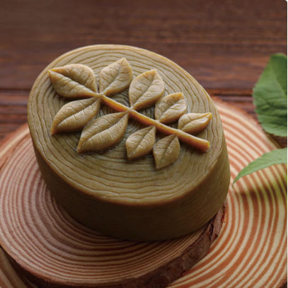 Green Veil 松影艾幕 – Mugwort Shave Bar w/ Pine Hydrosol, Purple Rice & Silk