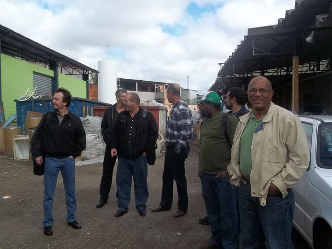Acadêmicos cubanos visitam cooperativa de catadores