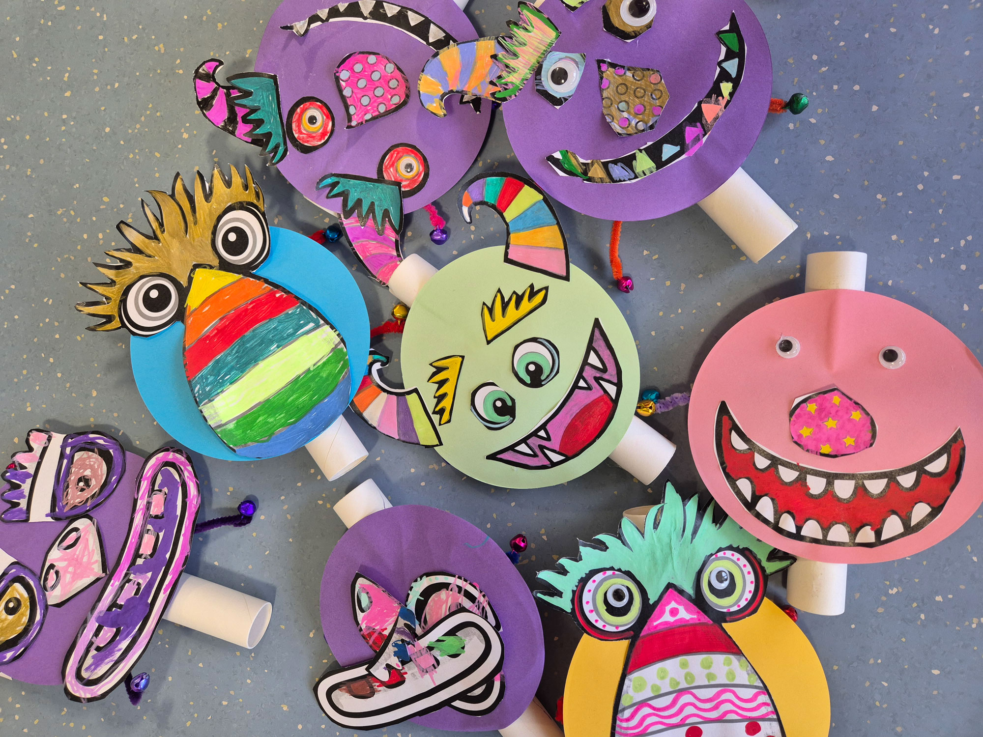 Créations colorées réalisées lors d’un atelier créatif permettant aux enfants d’exprimer leur imagination et leur créativité.
