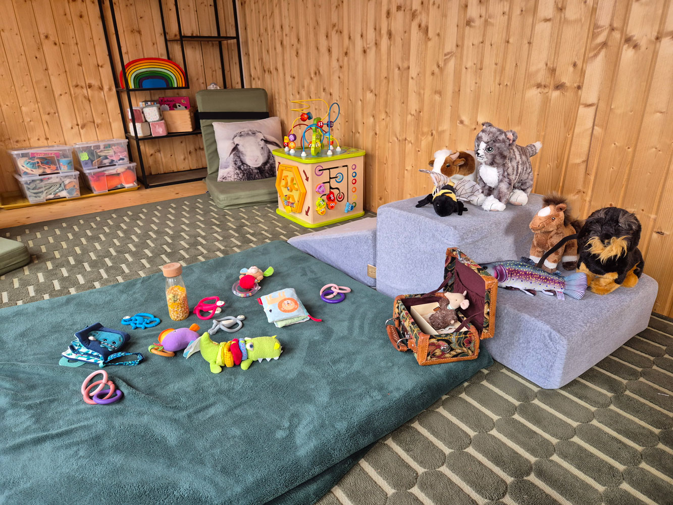 Espace d’éveil aménagé pour les bébés, favorisant la découverte, le jeu libre et les premiers moments de partage avec les parents.