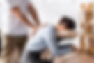 Massage d'entreprise assis sur une femme.