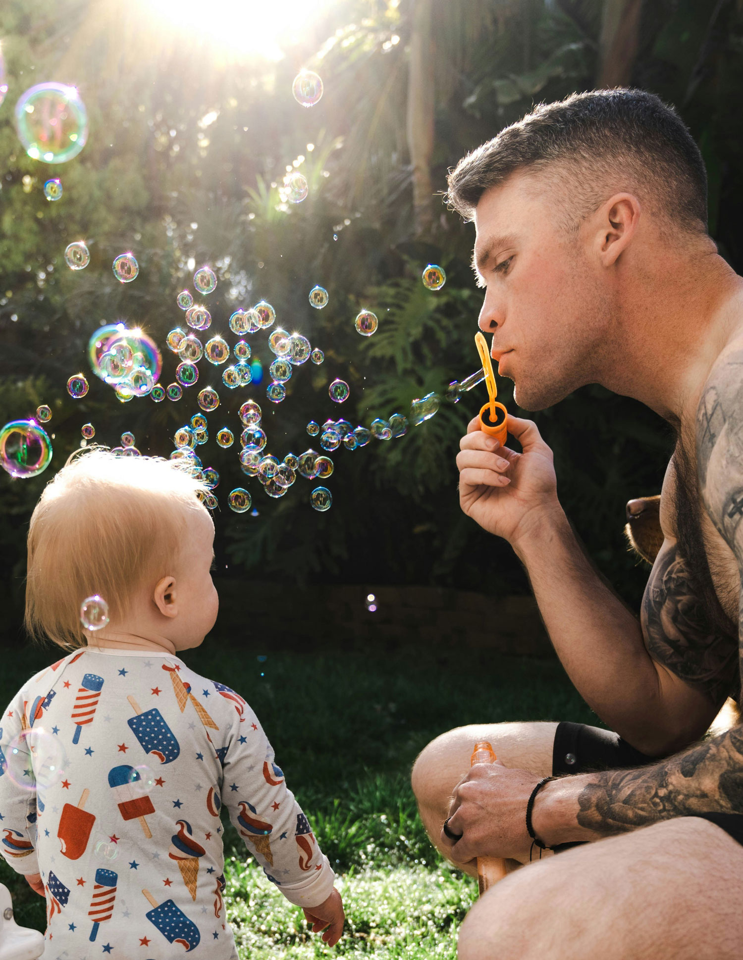 Parent partageant un moment de complicité avec son enfant à travers une activité favorisant le lien et la connexion familiale.