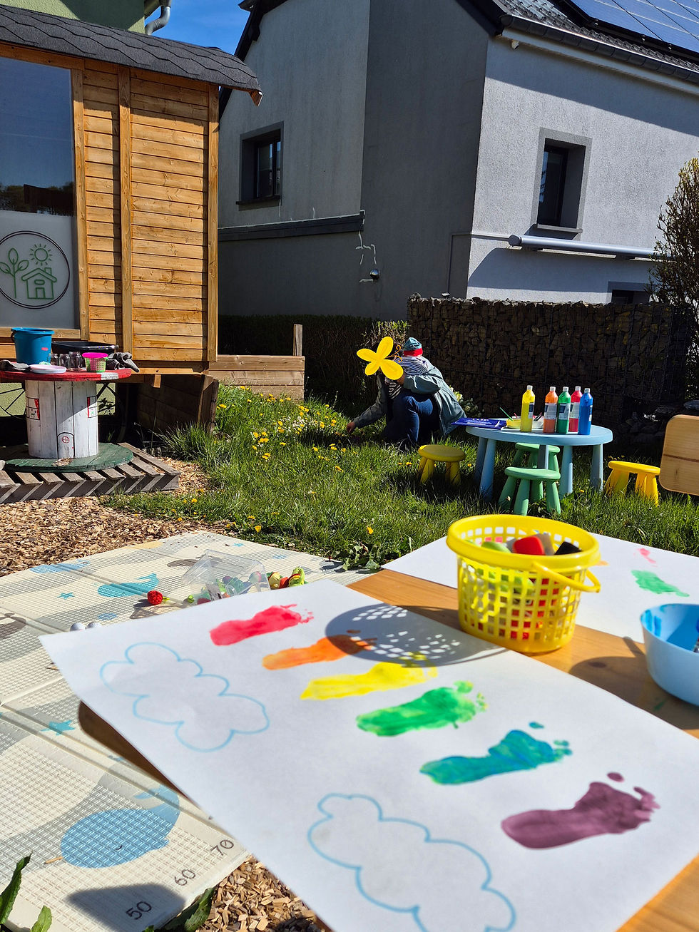 Atelier créatif en plein air permettant aux enfants d’explorer, peindre et créer librement.